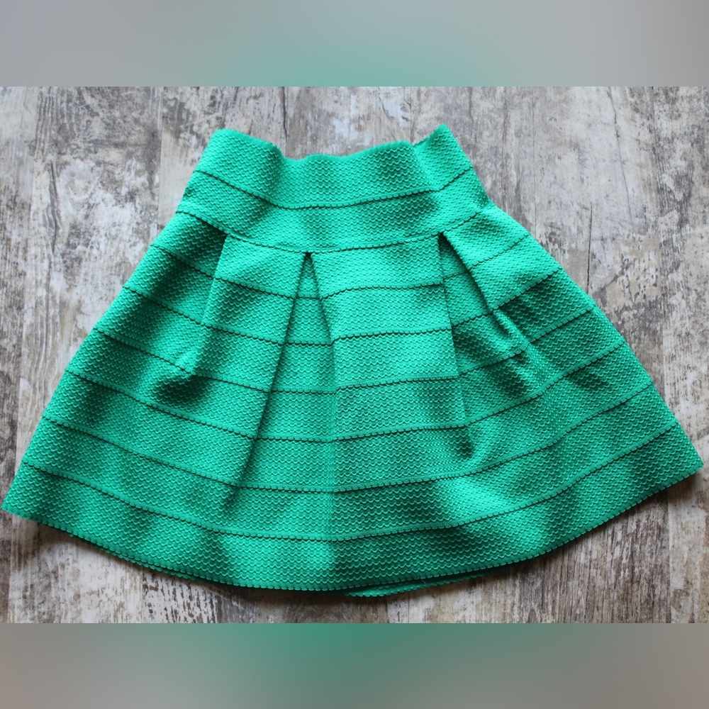 H&M stretch waist skirt 💚